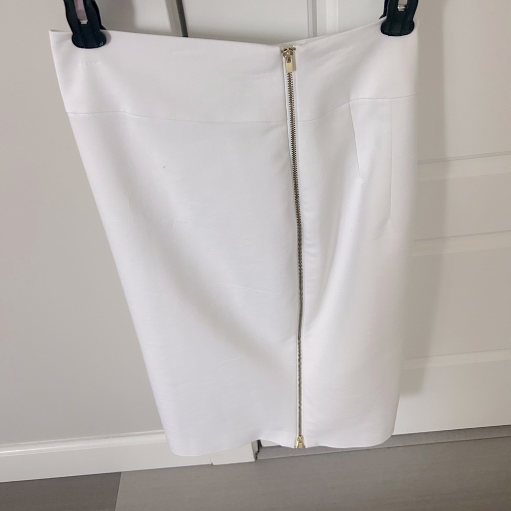 Express white pencil skirt, size 0. Gold zipper. Excellent condition.